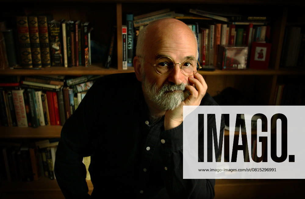 Attention: Date of recording according to label. TERRY PRATCHETT AT HIS HOME IN WILTSHIRE. 22 10 01PILSTON