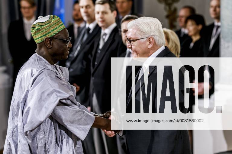Themen der Woche Frank-Walter Steinmeier, SPD, Bundespraesident, empfangt den Botschafter des Tschad, Abdoulaye Senoussi Mahamat, beim Neujahrsempfang fuer die in Deutschland akkreditieren Botschafter beim Bundespraesident in Schloss Bellevue Berlin, 11.01.2018. Berlin Deutschland
