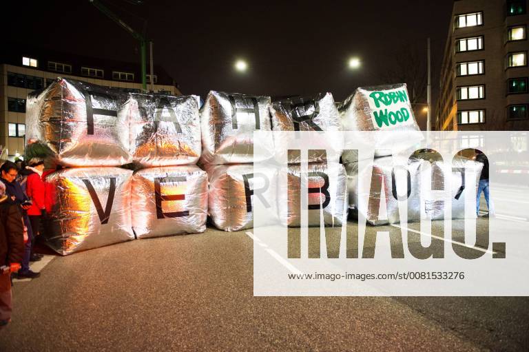 Themen der Woche Demonstration - Giftfrei atmen in Stuttgart Demonstration unter dem Thema Giftfrei atmen in Stuttgart! Vergleich umsetzen - jetzt statt. An der Neckartrasse, bundesweit die höchsten Feinstaubbelastung. Das Land Baden-Württemberg umgeht den gerichtlichen Vergleich der ab 2018 die extrem hohe Schadstoffbelastung hier reduziereren soll, rund 300 Protestanten von der Deutschen Umwelthilfe, Robin Wood und der Bürgerinitiative Neckartor protestierten dagegen. Stuttgart Baden-Württemberg Deutschland Neckartor