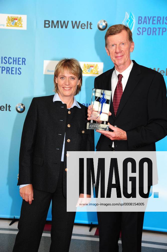Jutta Kleinschmidt und Walter Röhrl bei der Verleihung Bayerischer Sportpreis 2011 am 10.7.2011 in München Bayerischer Sportpreis 2011 in Muenchen o0 Gala Rallye Pokal, Trophäe Objekte Ehrung Auszeichnung