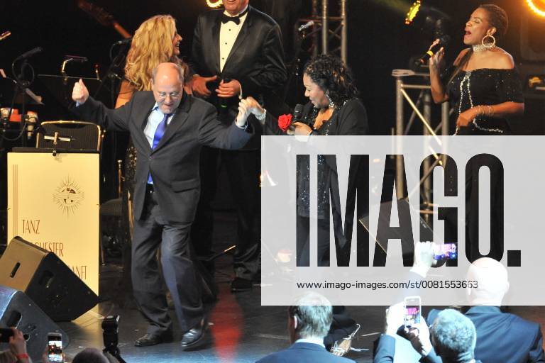 Dr. Gregor Gysi tanzt mit Liz Mitchell, Boney M. auf der Buehne beim 117 Presseball Berlin im Maritim Hotel in Berlin am 13.01.2018