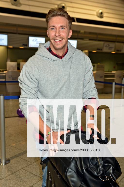 RTL - Dschungelcamp 2018. David Friedrich anläßlich der Abreise der Kandidaten der RTL - Sendung Ich bin ein Star - holt mich hier raus zum Dschungel-Camp 2018 am 13.01.2018 auf dem Flughafen Frankfurt Main.