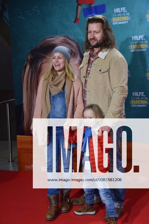 Die Schwangere Schauspielerin Dorkas Kiefer mit Partner Sascha Hauck und Sohn Sam posiert am 14.01.2018 in Köln bei der Premiere des Films Hilfe, ich habe meine Eltern geschrumpft , der am 18.01. in die deutschen Kinos kommt.