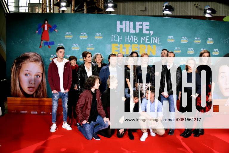 Maximilan Ehrenreich ,vorne l-r, Lina Hueesker, Eloi Christ und Oskar Keymer. (2.Reihe L-R) Mario Novembre, Sabine Ludwig, Anja Kling, Corinna Mehner, Axel Stein, Hans Eddy Schreiber, Julia Hartmann, Katja Dor-Helmer, Andrea Sawatzki, Martin Bachmann, Tim Trageser, Christina Bentlage and Eva van Leeuwen posiert am 14.01.2018 in Köln bei der Premiere des Films Hilfe, ich habe meine Eltern geschrumpft , der am 18.01. in die deutschen Kinos kommt.