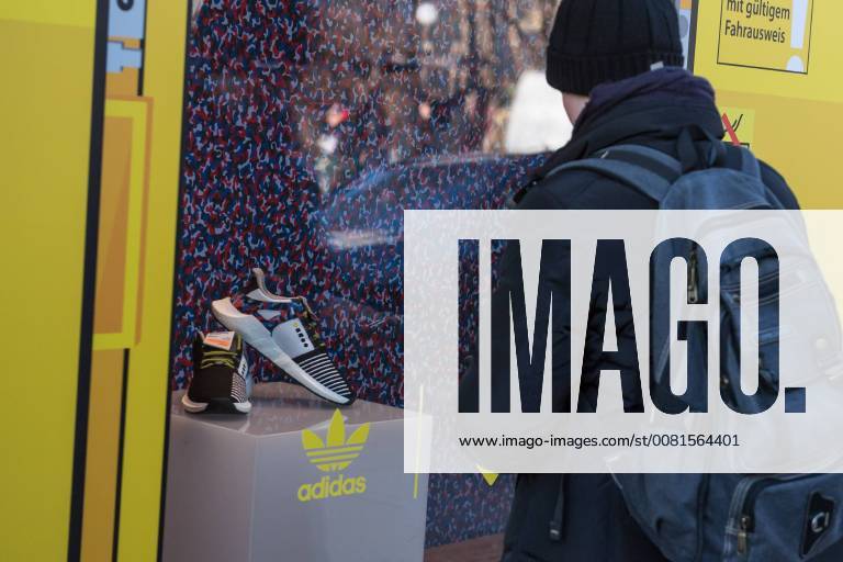 Berlin Adidas-BVG-Turnschuh Adidas-BVG-Turnschuh. Jugendliche warten am Montagmorgen den 15. Januar auf den Verkauf des Adidas-BVG-Turnschuh Sneaker EQT Support 93 , der am Dienstag den 16. Januar 2018 ab 10.00 Uhr in Berlin in einer limitierten Auflage von 500 Stueck verkauft wird. Manche der Jugendlichen sind bereits seit Sonntagabend 21.00 Uhr vorort, andere sind ueber 600 Km aus NRW angereist um den Turnschuh, der auch als Jahreskarte der Berliner Verkehrsbetriebe gueltig ist, fuer 180,- Euro zu kaufen. 15.1.2018, Berlin