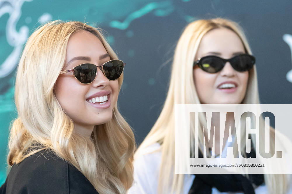 Shania Tyra Geiss (l) und ihre Schwester Davina Shakira Geiss, während der Tuning World Bodensee auf dem Messegelände der Messe Friedrichshafen. Friedrichshafen Baden-Württemberg Deutschland