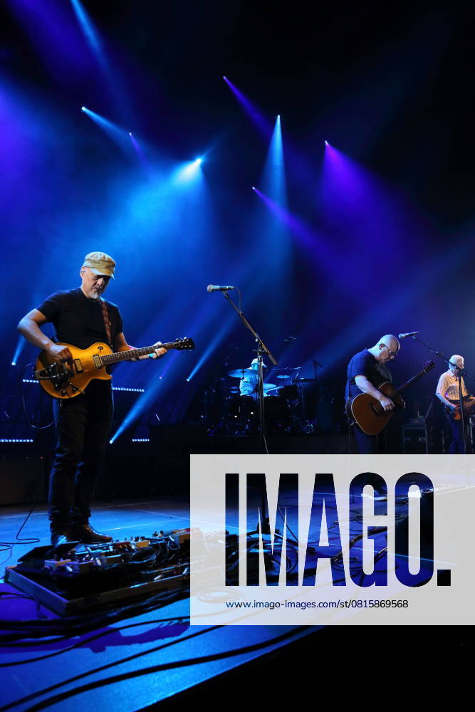 Joey Santiago, David Lovering, Black Francis und Emma Richardson, v.l., von der Band Pixies bei einem Konzert im Tempodrom in Berlin, 1. Mai 2025. Pixies Konzert Berlin