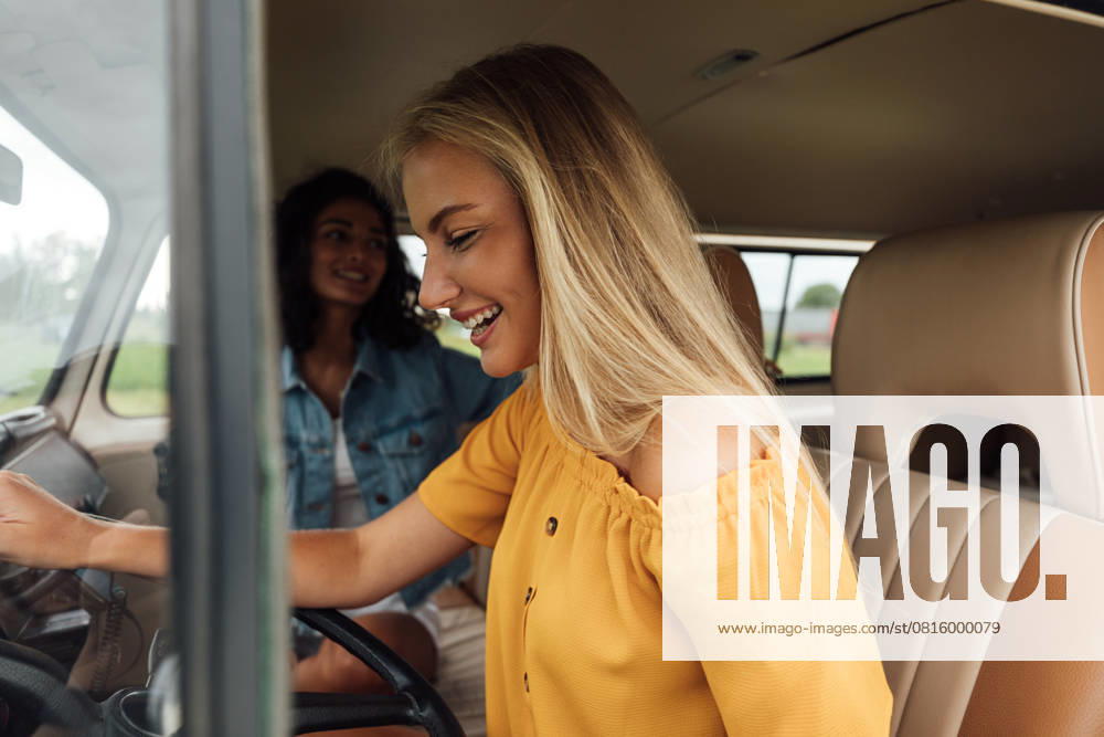 Seitenansicht einer blonden Frau auf dem Fahrersitz eines Wohnmobils Side view of a blond woman on driver seat in a camper van (License=RF) ,model released, Symbolfoto