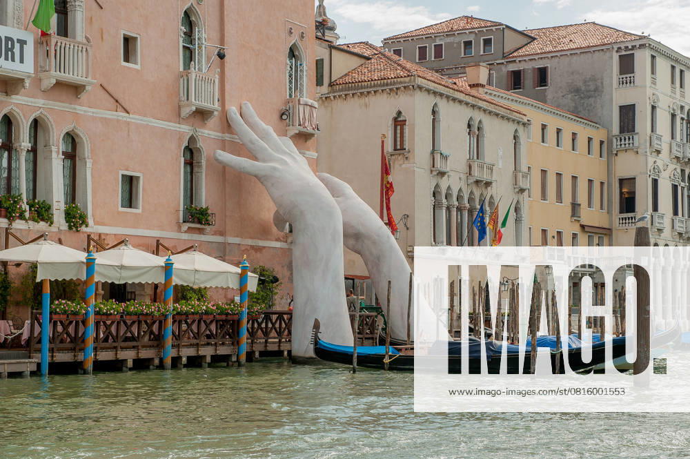 Kunst VENICE, ITALY - August 2017: Monumental hands rise from the water in Venice to highlight climate change (License=RM)
