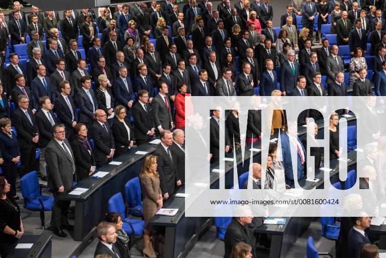 Themen der Woche Politik Staatsakt fuer Philipp Jenninger Staatsakt fuer den am 4. Januar 2018 verstorbenen ehemaligen Bundestagspraesident Dr. Philipp Jenninger am Donnerstag den 17. Januar 2018 im Deutschen Bundestag. Im Bild: Die Abgeorndeten des Deutschen Budnestag und Trauergaeste singen zum Abschluss des Staatsakt die Nationalhymne. 18.1.2018, Berlin