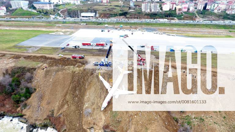 Themen der Woche January 18, 2018 - Trabzon, Turkey - People work on a recovery operation around a Boeing 737-800 of Turkey s Pegasus Airlines in Trabzon, Turkey, Thursday, Jan. 18, 2018. The commercial airplane that skidded off the runway after landing in the city late Saturday in northern Turkey dangled precariously off a muddy cliff with its nose only a few feet from the Black Sea. Some of the 168 people on board described it as a miracle that everyone was evacuated safely from the plane. (Credit Image: © Dha - Depo Photos) 15902999