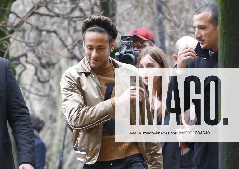 Themen der Woche Neymar CELEBRITES : Defile Louis Vuitton - Fashion Week - Paris - 18 01 2018 MichaelBaucher Panoramic
