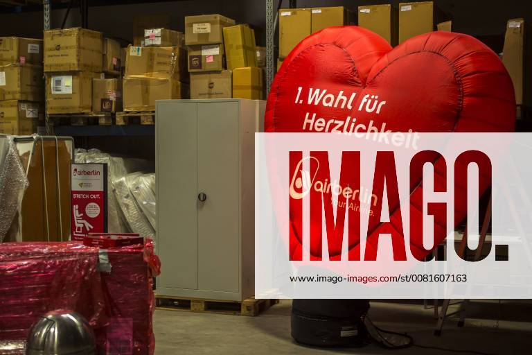Themen der Woche Verschiedene Devotionalien aus dem Bestand von Air Berlin werden in einer Lagerhalle in Essen präsentiert. Das Hamburger Auktionshaus Dechow hat zur Besichtigung des Air-Berlin-Inventars eingeladen. Die Versteigerung dauert zwei Wochen Air Berlin Versteigerung
