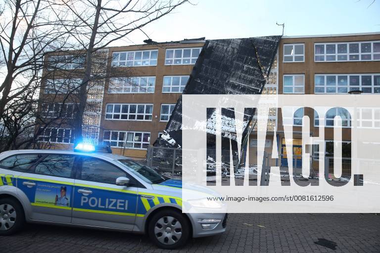 Themen der Woche 18.01.2018 Sturm Orkan Friederike Halle Saale Sturmschäden heruntergewehtes Dach der Grundschule Am Ludwigsfeld