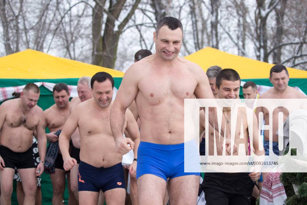 Themen der Woche Kyiv city head Vitali Klitschko (front) is set to submerge himself in the icy waters in Natalka Park on Epiphany, Kyiv, capital of Ukraine, January 19, 2018. Ukrinform. Kyiv mayor Klitschko swims on Epiphany
