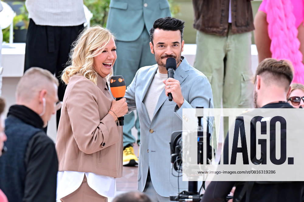ZDF - Fernsehgarten. Moderatorin Andrea Kiwi Kiewel und Sänger Giovanni Zarrella während der ZDF - Unterhaltungsshow Fernsehgarten am 04.05.2025 in Mainz. 20250504MWI040019