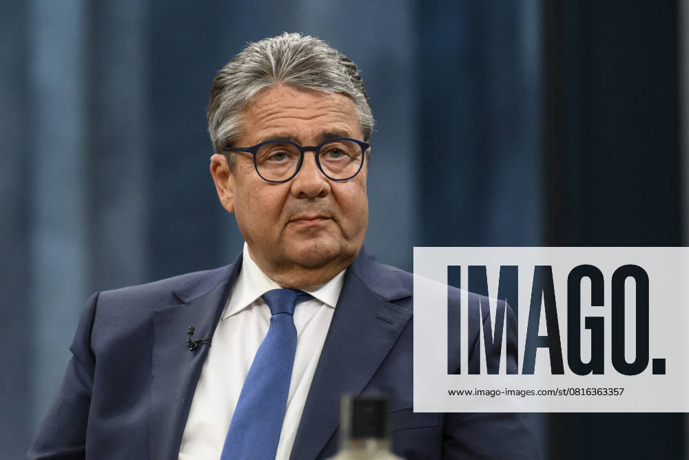 GER, Berlin, Studio, zu Gast bei - Caren Miosga, Polittalk, TV, Format, mit Moderatorin, NDR, Das Erste, aus Adlershof - am Studio 20, Thema - Trumps Ukraine-Deal: Neue Hoffnung auf Frieden, im Bild v.l.: Sigmar Gabriel (Bundesaußenminister a. D.)