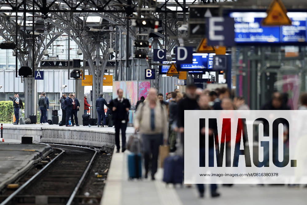 Impression vom Kölner Hauptbahnhof: Passagiere mit Koffern laufen entlang des Bahnsteigs. Am Kölner Hauptbahnhof hat eine zweieinhalb Wochen dauernde weitreichende Sperrung des Zugverkehrs begonnen. Grund ist die Inbetriebnahme eines neuen elektronischen Stellwerks. Viele Regionalbahnen und S-Bahnen können deshalb nicht über den Hauptbahnhof fahren. (Themenbild, Symbolbild) Köln, 04.05.2025 NRW Deutschland