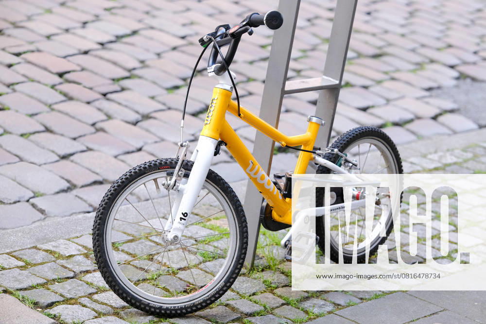 Düsseldorf 05.05.2025 Selbstständigkeit Kleinkind Kind Fahrrad Kinderrad Kita Kindergarten Kinderfahrrad Strassenverkehr Fahrradklau Fahrrad-Diebstahl woombikes Düsseldorf Nordrhein-Westfalen Deutschland