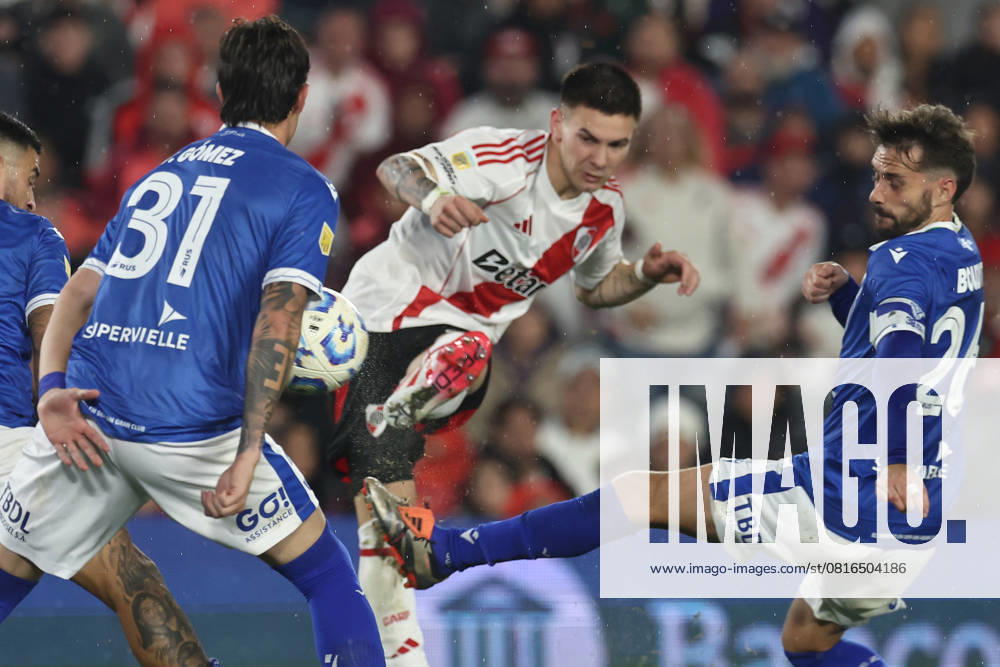River Plate s midfielder Franco Mastantuono C vies for the ball with Velez Sarsfield s midfielder Agustin Bouzat R during the 2025 Apertura Tournament of the Argentine Professional Football League match, at El Monumental stadium in Buenos Aires, on May 4, 2025 BUENOS AIRES ARGENTINA