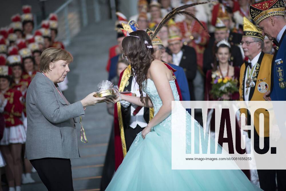 Angela Merkel, Karneval DEU, Deutschland, Germany, Berlin, 23.01.2018 Angela Merkel, Bundeskanzlerin und Vorsitzende der CDU, beim Empfang des Bundes Deutscher Karneval und Abordnungen mit Prinzenpaaren aus den Bundeslaendern und der Verleihung von Karnevalsorden, im Bundeskanzleramt Berlin. Angela Merkel, Chancellor and leader of the CDU, stands among carnevalists during a reception of the different carnivals guilds. Ceremony of the carnival season