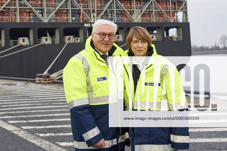DEUTSCHLAND, HAMBURG, 23.01.2018 Im Rahmen seines Antrittsbesuchs in Hamburg besuchte der Bundespräsident Frank-Walter Steinmeier gemeinsam mit Frau Elke Büdenbender und Hamburgs Erstem Bürgermeister Olaf Scholz das Container Terminal Altenwerder (CTA) im Hamburger Hafen. Die von der Hamburger Hafen und Logistik AG (HHLA) betriebene Anlage gilt als eine der weltweit modernsten für den Umschlag von Containern. Personen im Bild: (v. l. n. r.) Bundespräsident Frank-Walter Steinmeier gemeinsam mit seiner Frau Elke Büdenbender