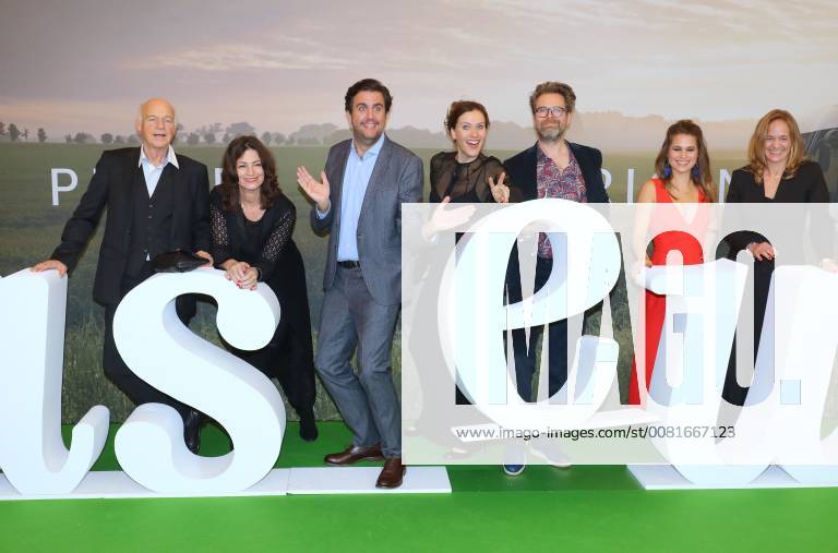 Dietrich Hollinderbaeumer + Sabine Vitua + Bastian Pastewka + Bettina Lamprecht + Matthias Matschke + Cristina do Rego + Sonsee Neu bei der Amazon-Prime Filmpremiere zu - Pastewka - im Kino International, Karl-Marx-Allee, Berlin Copyright imago stock&people GmbH Tinkeres Datum: 23.01.2018 Film Pastewka