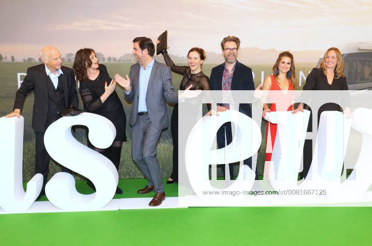 Dietrich Hollinderbaeumer + Sabine Vitua + Bastian Pastewka + Bettina Lamprecht + Matthias Matschke + Cristina do Rego + Sonsee Neu bei der Amazon-Prime Filmpremiere zu - Pastewka - im Kino International, Karl-Marx-Allee, Berlin Copyright imago stock&people GmbH Tinkeres Datum: 23.01.2018 Film Pastewka