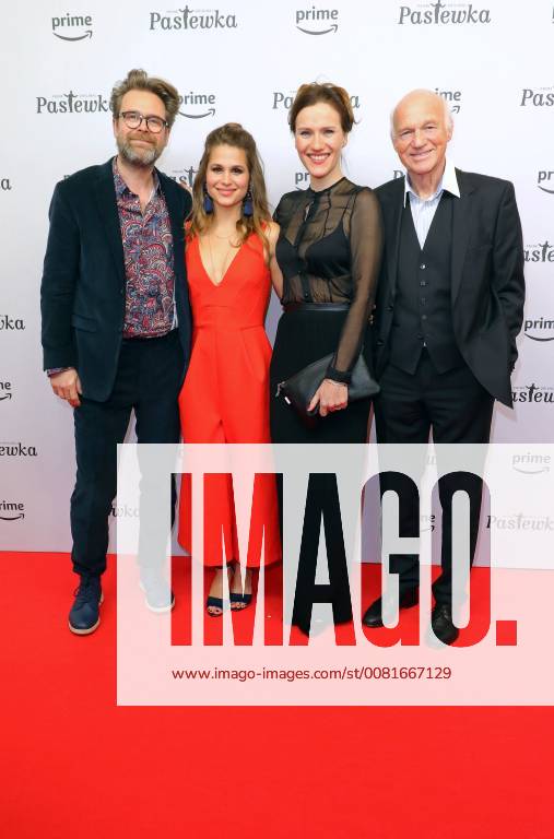 Matthias Matschke + Cristina do Rego + Bettina Lamprecht + Dietrich Hollinderbaeumer bei der Amazon-Prime Filmpremiere zu - Pastewka - im Kino International, Karl-Marx-Allee, Berlin Copyright imago stock&people GmbH Tinkeres Datum: 23.01.2018 Film Pastewka