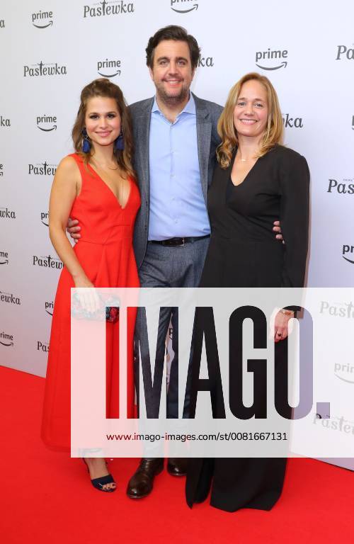 Cristina do Rego + Bastian Pastewka + Sonsee Neu Hollinderbaeumer bei der Amazon-Prime Filmpremiere zu - Pastewka - im Kino International, Karl-Marx-Allee, Berlin Copyright imago stock&people GmbH Tinkeres Datum: 23.01.2018 Film Pastewka
