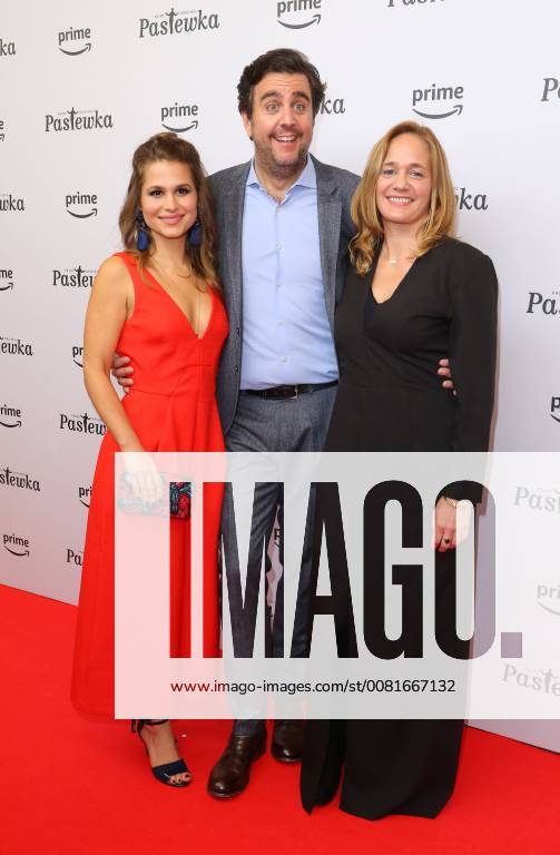 Cristina do Rego + Bastian Pastewka + Sonsee Neu Hollinderbaeumer bei der Amazon-Prime Filmpremiere zu - Pastewka - im Kino International, Karl-Marx-Allee, Berlin Copyright imago stock&people GmbH Tinkeres Datum: 23.01.2018 Film Pastewka