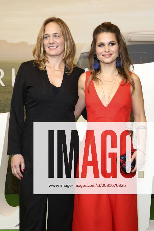 Sonsee Neu und Cristina do Rego bei der Premiere der achten Staffel von Pastewka im Kino International. Berlin