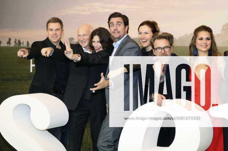 Christoph Schneider, Dietrich Hollinderbäumer, Sabine Vitua, Bastian Pastewka, Bettina Lamprecht, Matthias Matschke und Cristina do Rego bei der Premiere der achten Staffel von Pastewka im Kino International. Berlin