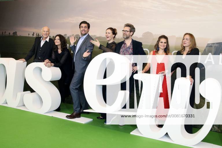 Dietrich Hollinderbäumer, Sabine Vitua, Bastian Pastewka, Bettina Lamprecht, Matthias Matschke, Cristina do Rego und Sonsee Neu bei der Premiere der achten Staffel von Pastewka im Kino International. Berlin
