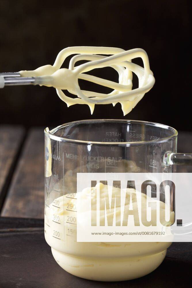 Preparing custard with electric whisk CSF28583