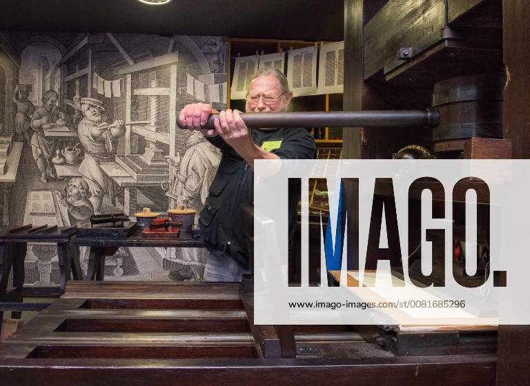 Michael Sobotta vom Johannes-Gutenberg-Museum in Mainz demonstriert am 17.01.2018 in der im Museum rekonstruierten Druckerwerkstatt von Gutenberg, wie zu Zeiten Johannes Gutenbergs gedruckt wurde. Vor 550 Jahren, am 03.02.1468, starb Johannes Gutenberg in Mainz, wo er auch geboren wurde. Kaum eine andere Erfindung hat die Welt so sehr veraendert wie die des Mainzer Kaufmannssohns Johannes Gutenberg. Ohne den Buchdruck waeren viele historische Entwicklungen der Neuzeit undenkbar. Die ersten kommerziellen Erfolge erzielte er ausgerechnet mit Ablassbriefen. Im Auftrag der katholischen Kirche produzierte der Mainzer Johannes Gutenberg die beruechtigten Bescheinigungen, die den Kaeufern pauschal Vergebung aller ihrer Suenden versprachen. Zum Einsatz kam eine revolutionaere Technologie, die der Tueftler zuvor in jahrelanger Arbeit ausgefeilt ha