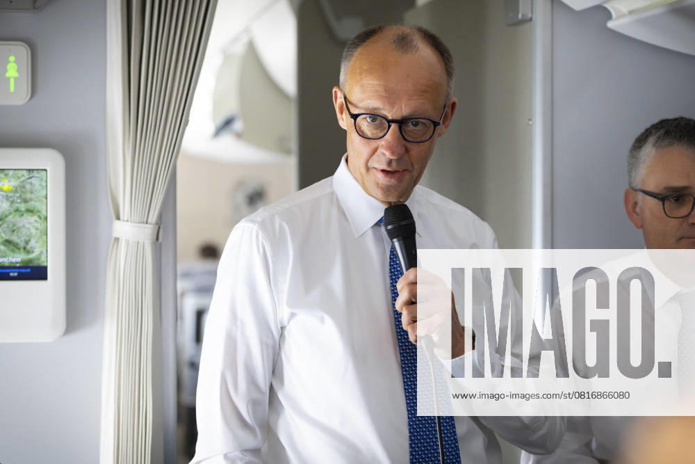 Friedrich Merz (CDU), Bundeskanzler, in Bord eines Airbus A350, auf dem Flug nach Paris, im Gespraech mit Journalisten. Berlin, 07.05.2025. Fotografiert im Auftrag des Auswaertigen Amtes Berlin Deutschland