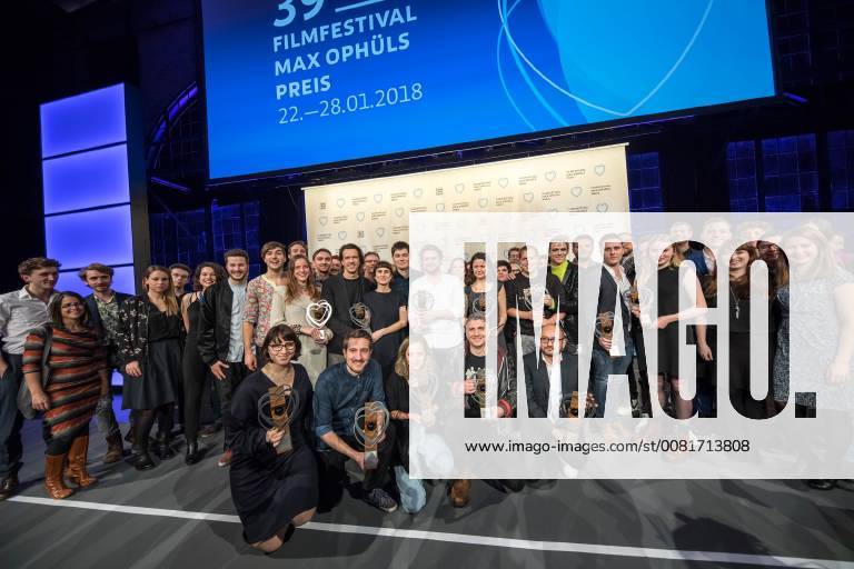 Entertainment Bilder der Woche Themen der Woche Das 39. Max Ophüls Filmfestival endet am Samstag mit der großen Preisverleihung im Saarbrücker E-Werk. Im Bild: Die Gewinner und Laudatoren des diesjährigen Max Ophüls Preises bei Ihrem Gruppenfoto.