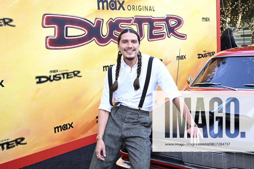 Asivak Koostachin bei der Premiere der HBO Max Original Serie Duster in den Universal Studios. Universal City