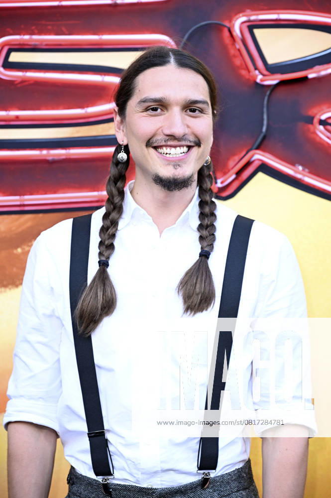 Asivak Koostachin bei der Premiere der HBO Max Original Serie Duster in den Universal Studios. Universal City