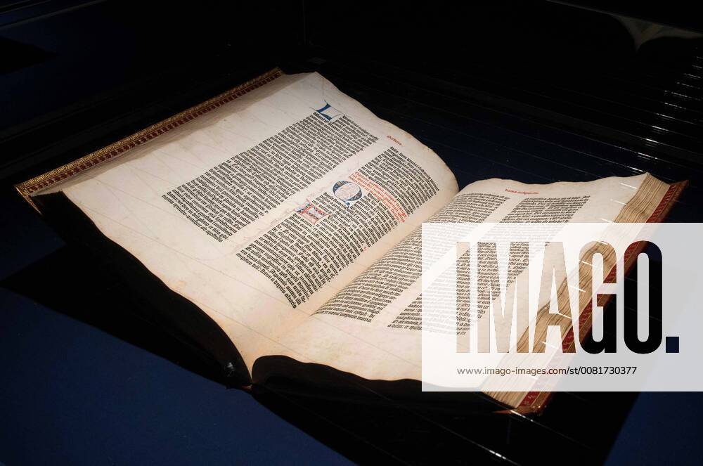 Der 2. Teil der Gutenbergbibel (Shuckburgh-Exemplar, gedruckt zwischen 1452-1455) am 17.01.2018 in einer Vitrine im Johannes-Gutenberg-Museum in Mainz. Kaum eine andere Erfindung hat die Welt so sehr veraendert wie die des Mainzer Kaufmannssohns Johannes Gutenberg. Ohne den Buchdruck waeren viele historische Entwicklungen der Neuzeit undenkbar. Die ersten kommerziellen Erfolge erzielte er ausgerechnet mit Ablassbriefen. Im Auftrag der katholischen Kirche produzierte der Mainzer Johannes Gutenberg die beruechtigten Bescheinigungen, die den Kaeufern pauschal Vergebung aller ihrer Suenden versprachen. Zum Einsatz kam eine revolutionaere Technologie, die der Tueftler zuvor in jahrelanger Arbeit ausgefeilt hatte. Gutenberg gilt als Erfinder des Buchdrucks mit beweglichen Lettern. Am 3. Februar jaehrt sich zum 550. Mal sein Todestag. (Siehe epd