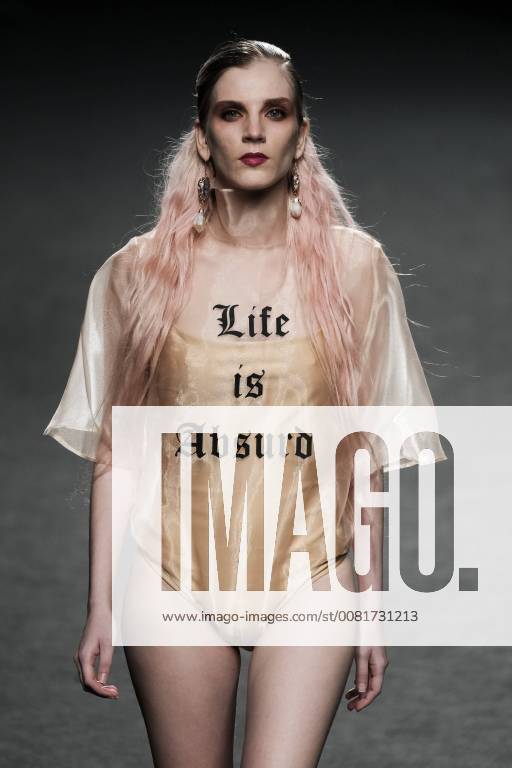 Entertainment Bilder der Woche Themen der Woche January 29, 2018 - Madrid, Spain - A model presents the creations of Cherry Massia during a fashion show at the IFEMA as part of the 67th EGO Samsung Fashion Week Madrid in Madrid, Spain, 29 January 2018. Madrid Spain - ZUMAn230 20180129_zaa_n230_057