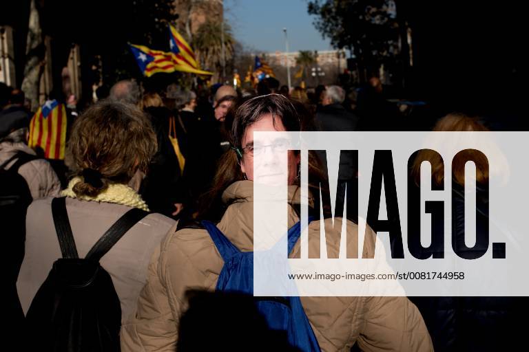 Barcelon, Catalonia, Spain - A woman wearing a mask of deposed president Carles Puigdemont holds a protest in Barcelona. Thousands of people protested by the streets of Barcelona and outside the Parliament of Catalonia after the session scheduled to elect a new Catalan president was postponed. Barcelon Spain - ZUMAb137 20180130_zap_b137_017