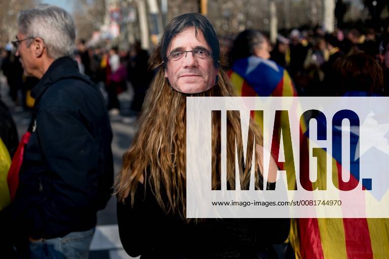 Barcelon, Catalonia, Spain - A woman wearing a mask of deposed president Carles Puigdemont holds a protest in Barcelona. Thousands of people protested by the streets of Barcelona and outside the Parliament of Catalonia after the session scheduled to elect a new Catalan president was postponed. Barcelon Spain - ZUMAb137 20180130_zap_b137_019