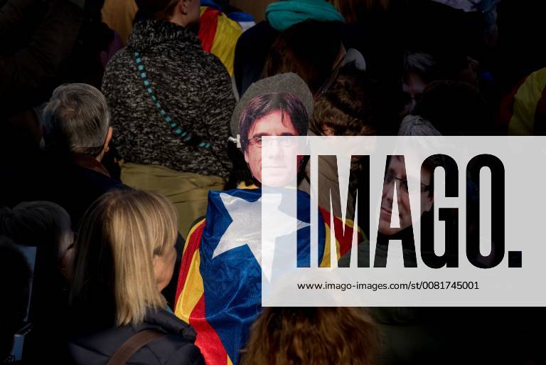 Barcelon, Catalonia, Spain - A man wearing a mask of deposed president Carles Puigdemont and wrapped with a estelada or pro-independence flag holds a protest in Barcelona. Thousands of people protested by the streets of Barcelona and outside the Parliament of Catalonia after the session scheduled to elect a new Catalan president was postponed. Barcelon Spain - ZUMAb137 20180130_zap_b137_025