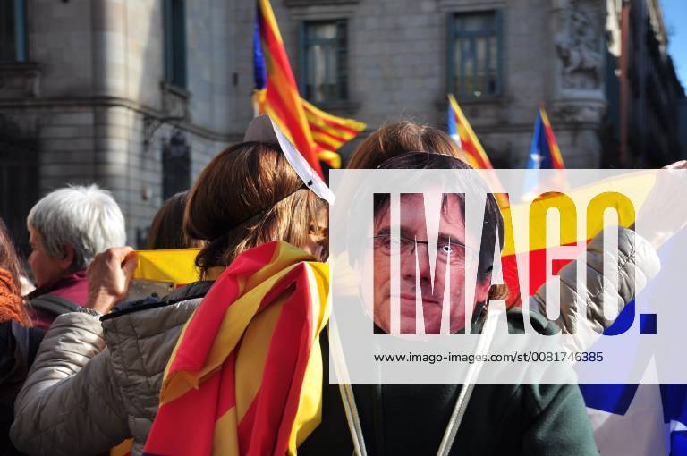 Barcelona, Catalonia, Spain - A woman wearing a mask of Carles Puigdemont, the Catalan government president. The Catalan independence organization, Assamblea Nacional Catalana, calls Catalans to demonstrate their support to the elected Catalan government president, Carles Puigdemont. Catalans were encouraged to wear masks with Puigdemont s face during the demonstration, which started in Barcelona City Hall and finished in the Ciutadella Park, where is located the Parliament building. 30 January 2018 Barcelona Spain - ZUMAs197 20180130_zaa_s197_031