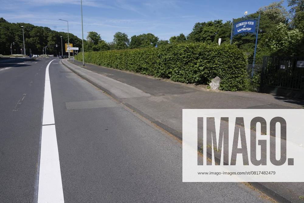 An der Großenbaumer Allee in Duisburg sind Radwege aufgemalt worden. Damit ist Parkraum weggefallen. Am Samstag, 10. Mai 2025 empören sich die Pächter des Kleingartenverein Wambachsee weil man an der Straße nicht mehr parken kann. Der Verein selber hat nur 10 Parkplätze. Duisburg NRW Duisburg