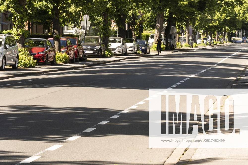 An der Großenbaumer Allee in Duisburg sind Radwege aufgemalt worden. Damit ist Parkraum weggefallen. Am Samstag, 10. Mai 2025 empören sich die Pächter des Kleingartenverein Wambachsee weil man an der Straße nicht mehr parken kann. Der Verein selber hat nur 10 Parkplätze. Duisburg NRW Duisburg