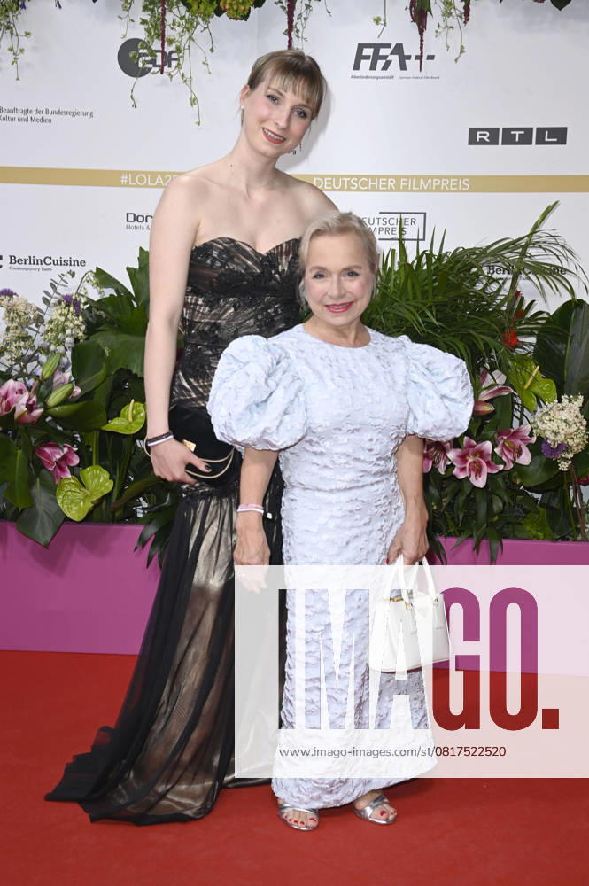 ChrisTine Urspruch mit Tochter Lilo Materna bei der 75. Verleihung des Deutschen Filmpreises 2025 im Theater am Potsdamer Platz. Berlin