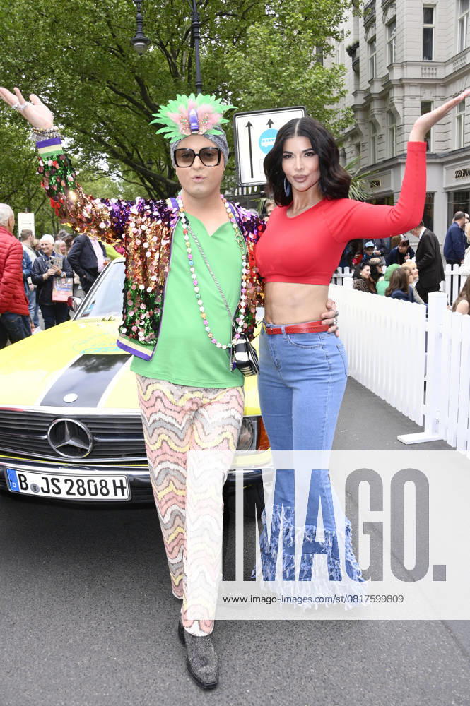 Julian F.M. Stoeckel und Micaela Schäfer bei der Präsentation des historischen Mercedes Benz SLC 280 Erwin bei den Classic Days Berlin auf dem Kurfürstendamm. Berlin